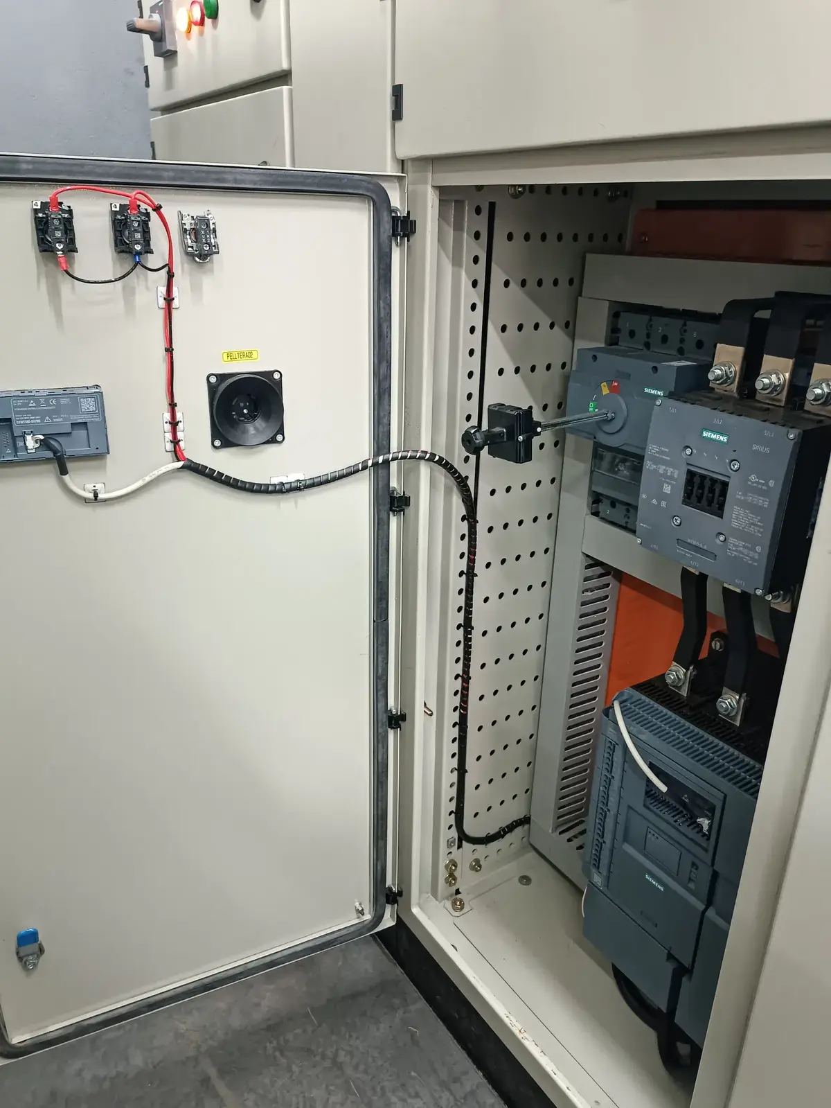 Interior de tablero con arrancadores y cableado industrial