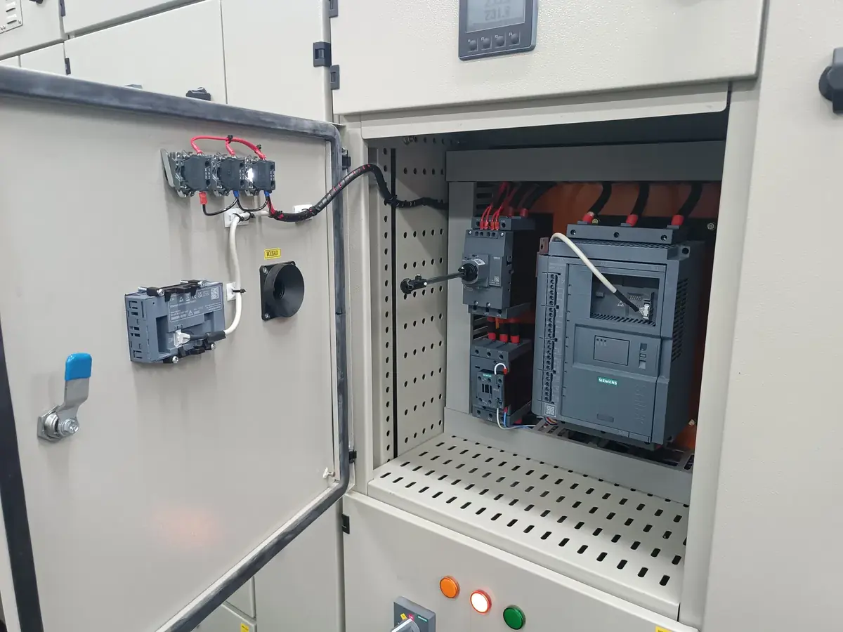 Detalle de montaje interno con protecciones y cableado de potencia