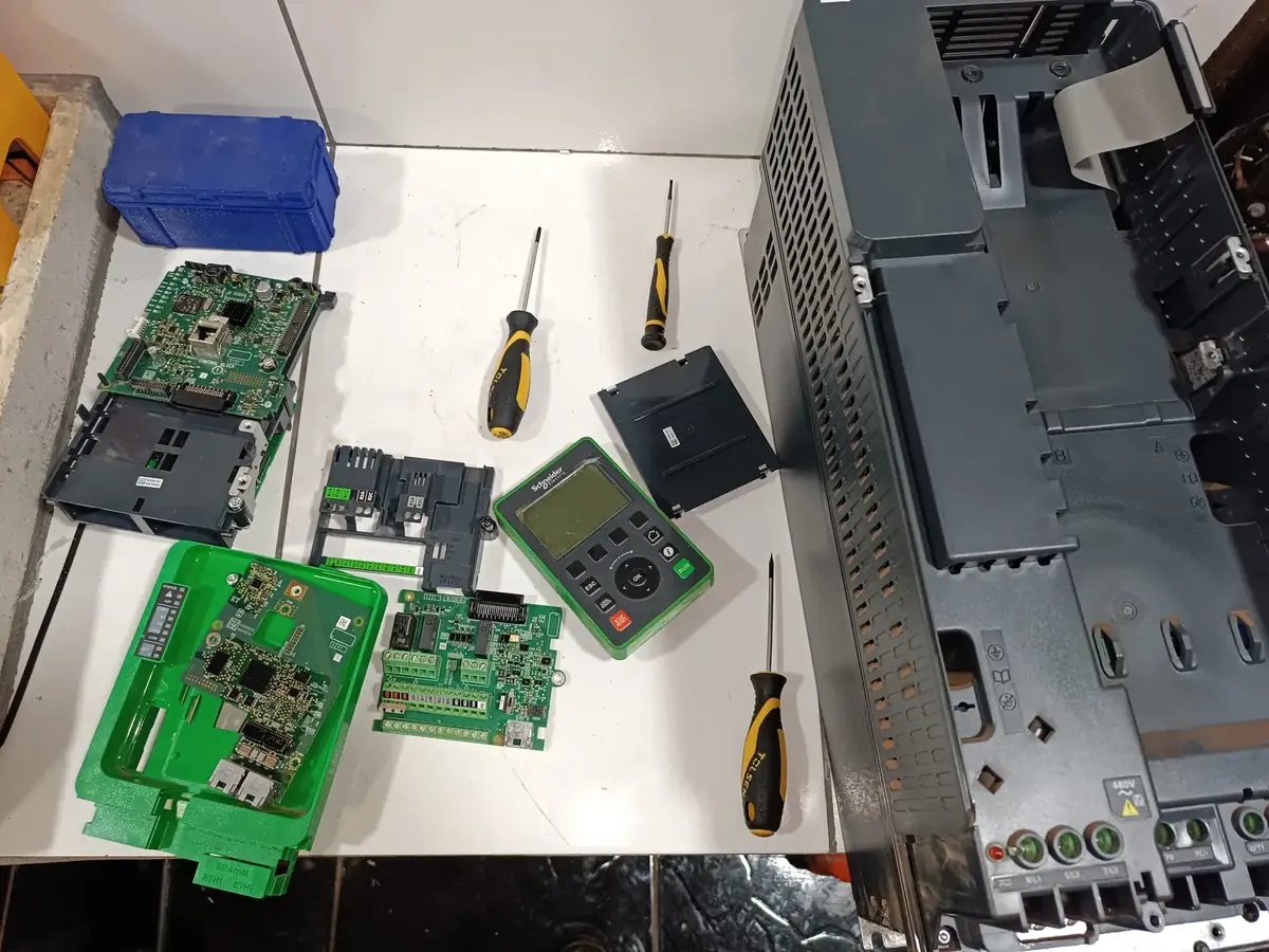 Mantenimiento y reparación de variador de frecuencia Schneider altivar en ROTESMA