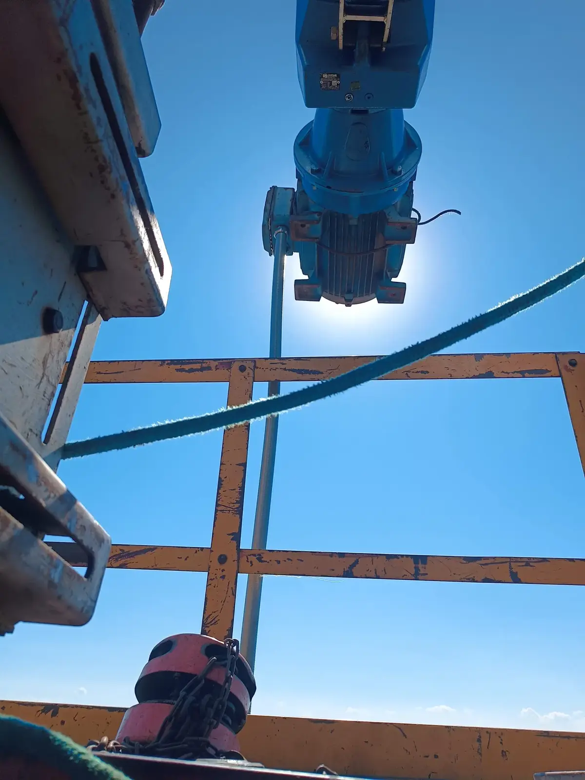Instalación de cableado y mejoras de infraestructura para motores en silo